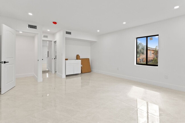 Building Photo - 15920 NW 17th Ave