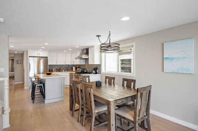 Building Photo - 5 Bedroom + 4 Bathroom Home  | Ocean Opulence | Furnished Monthly Rental
