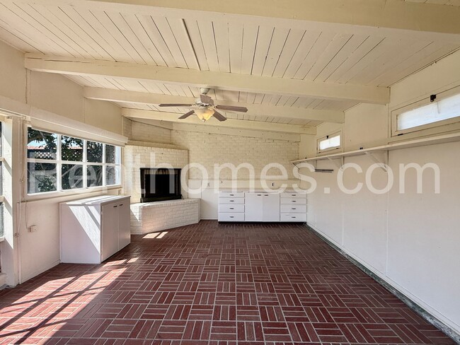 Building Photo - 2676 Narcissus Dr