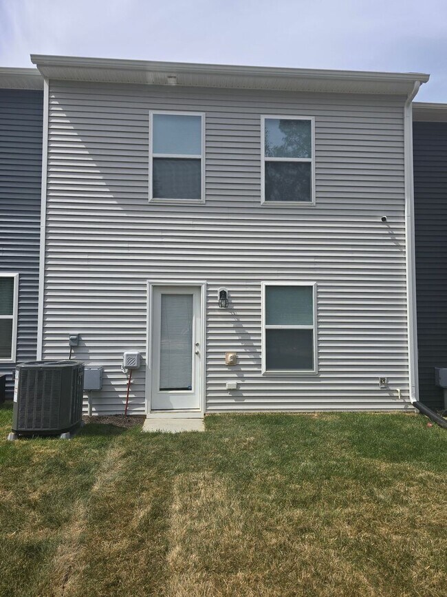 Building Photo - BRAND NEW 3 BEDROOM TOWNHOUSE IN PRINCE GEORGE