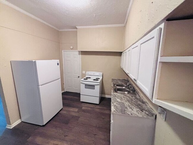 Building Photo - Charming 4-Bedroom Home in a Convenient Lo...