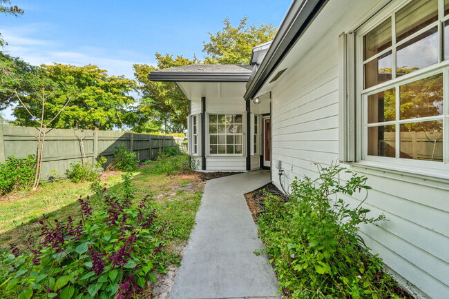 Building Photo - 465 Goldenwood Way