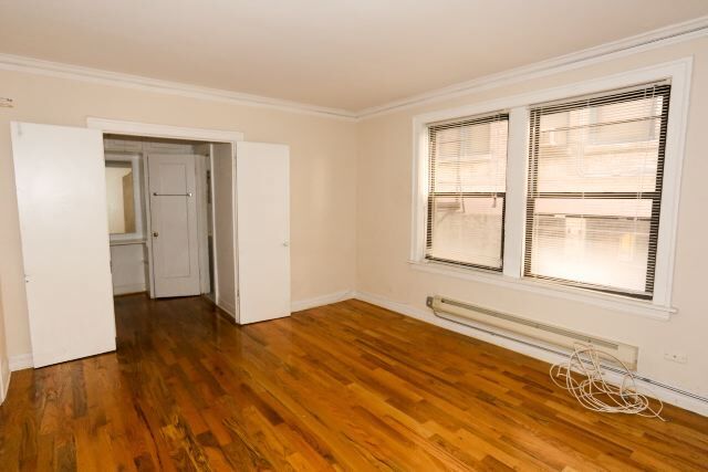 Building Photo - 533 W Roscoe St