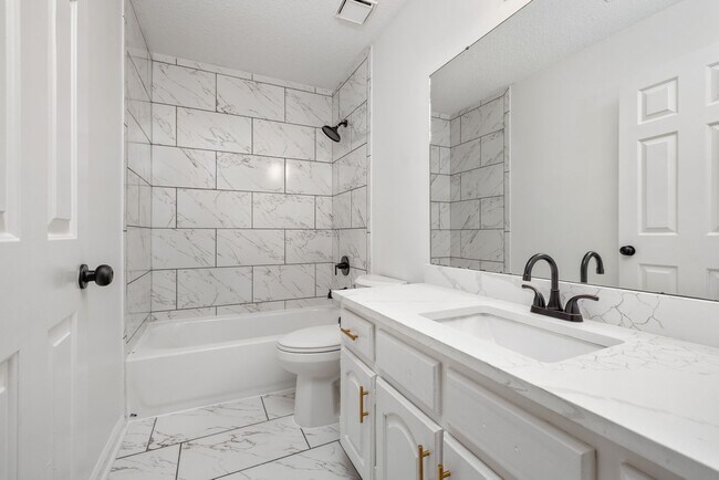 Building Photo - 3 Bedroom, 2 bath with a bonus room near B...