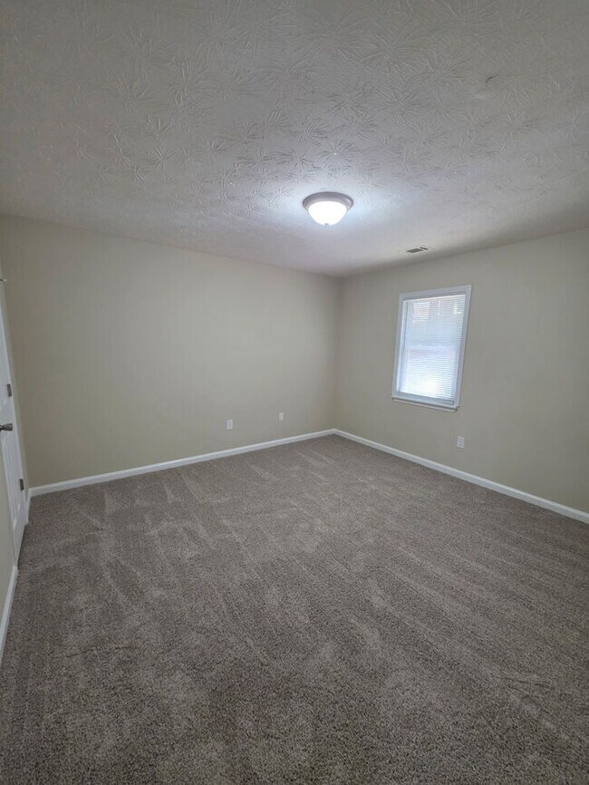 Building Photo - 220 Big Oak Cir
