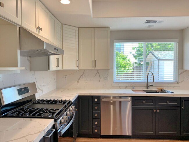 Building Photo - 900 Apricot Ln