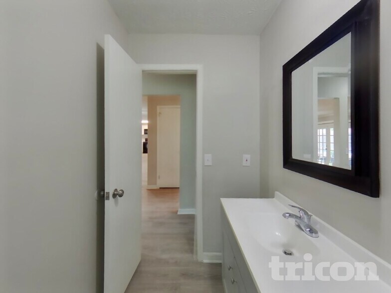 Building Photo - 671 Custer Cir