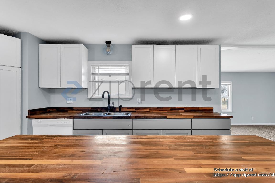 Building Photo - 1615 E 90th St S