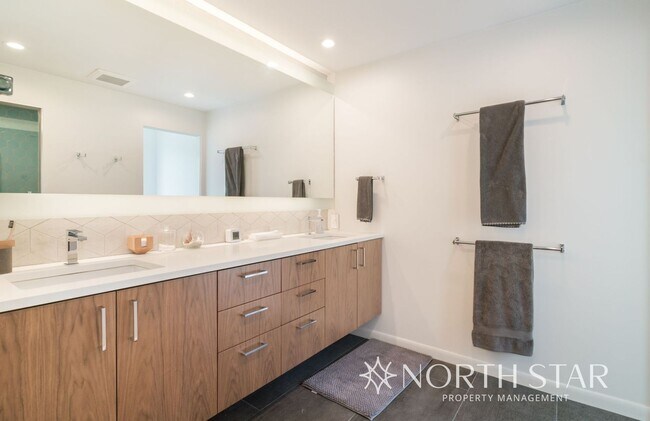 Building Photo - Perfectly located Lake Oswego Mid-century Modern Home with Lake Rights