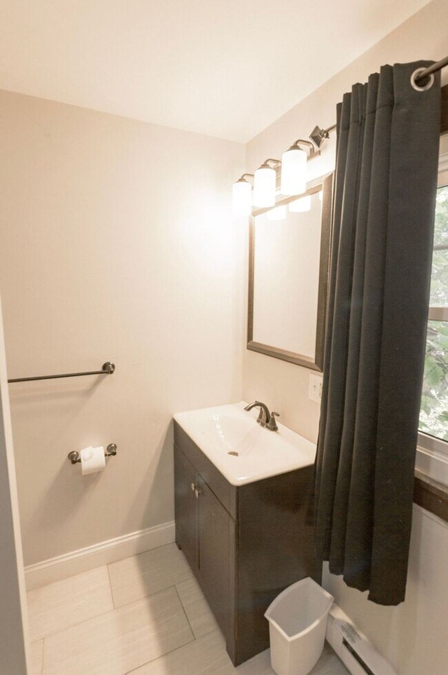 Building Photo - Three Bedroom One Bath