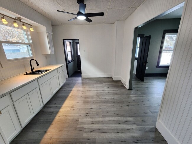 Building Photo - 3 Bedroom/ 1 Bathroom Single Family Home!