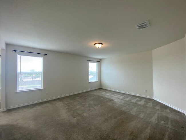 Building Photo - EDGEBROOK