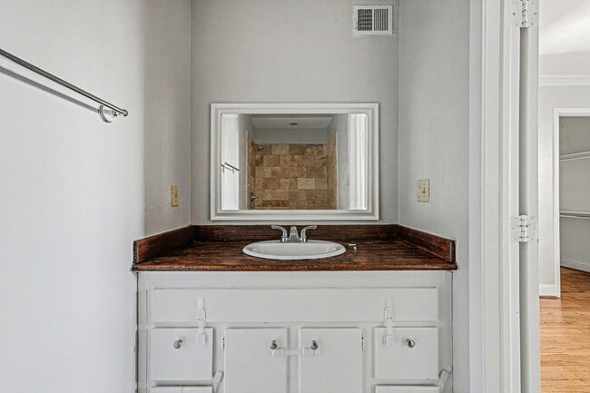 Building Photo - 5222 Fleetwood Oaks Ave