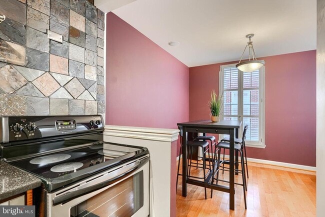 Building Photo - 624 Jasper St