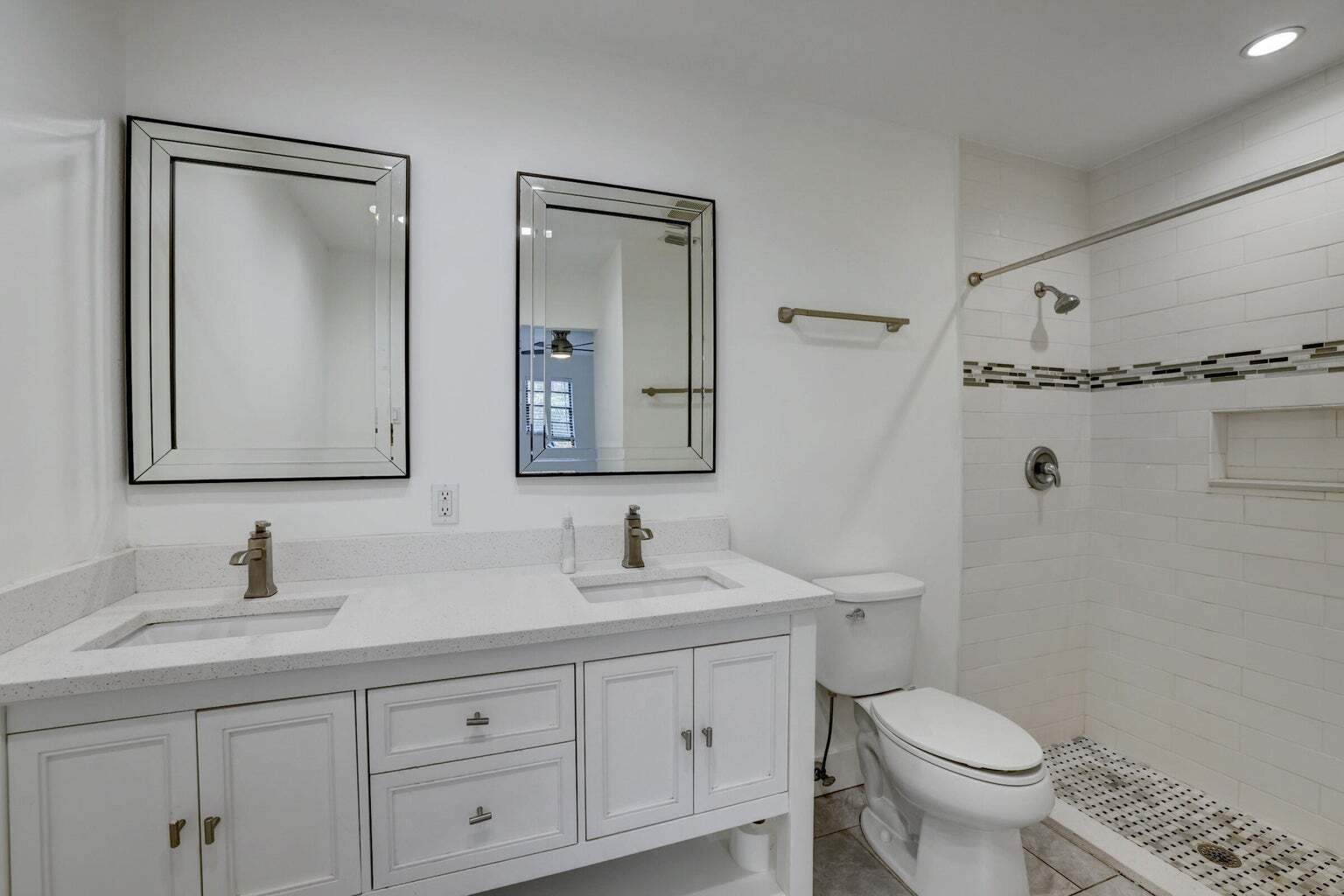 Building Photo - 5770 SE Wilsie Dr