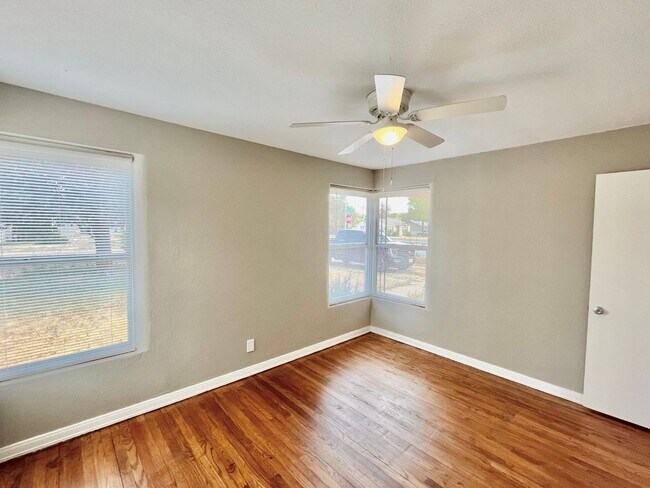 Building Photo - Pre-Leasing - 2 bed 1 bath Close to Tech!