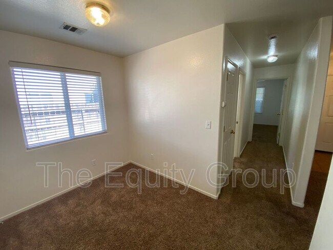 Building Photo - 3848 E Oak Ave