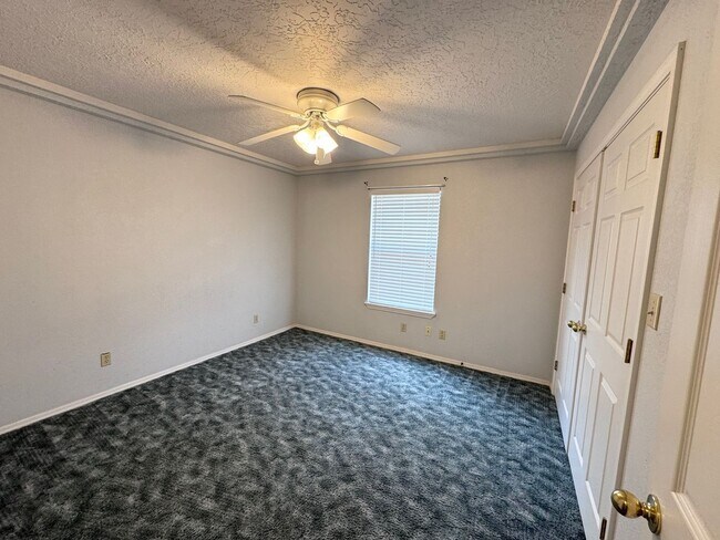 Building Photo - 420 E 9th St