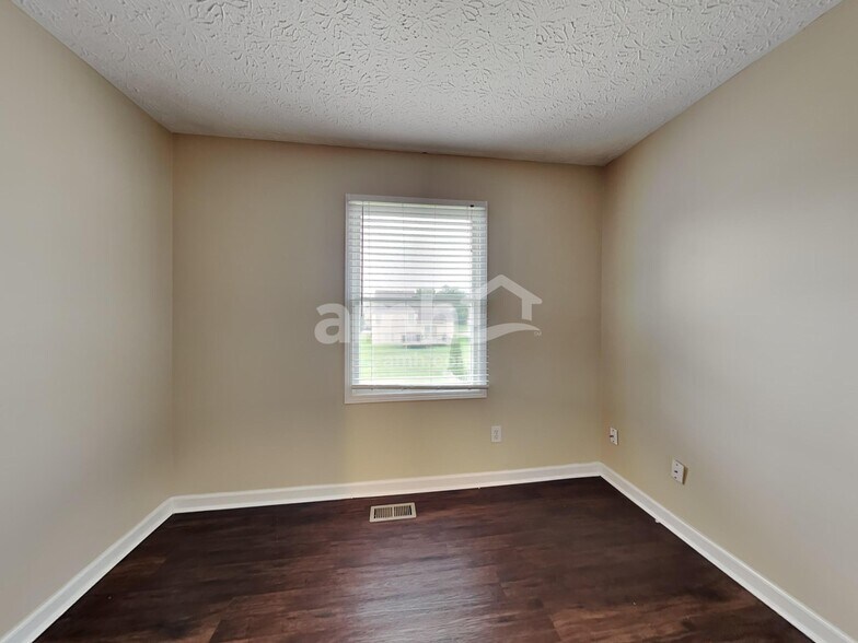 Building Photo - 1216 Walker Springs Dr