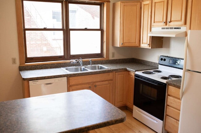 Building Photo - New On Market - 3 Bedroom, 1 Bathroom Duplex