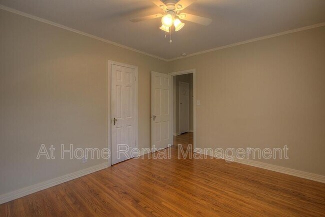 Building Photo - 1133 S Oswego Ave