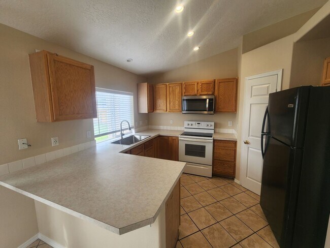 Building Photo - 3 Bedroom Home