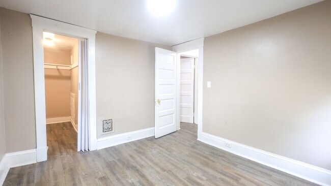 Building Photo - Welcome home to this freshly renovated 3-bedroom, 1-bathroom home on Cleveland’s West Side!