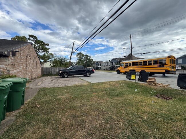 Building Photo - 10032 Neuens Rd