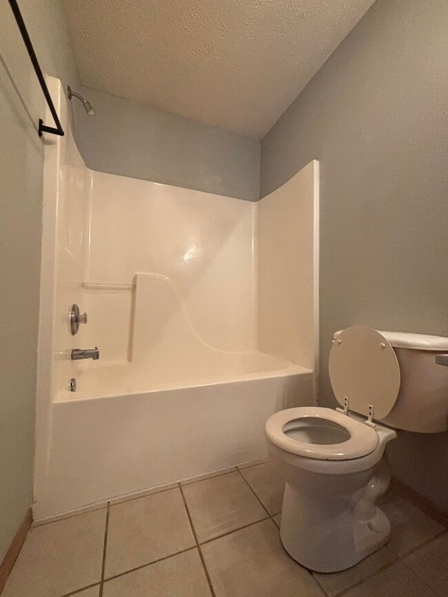 Building Photo - Recently remodeled 3 bedroom 2 full bathro...