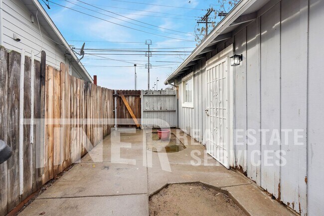 Building Photo - 2922 Walnut Ave