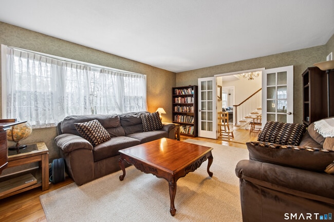 Building Photo - 10 Candlewood Ln