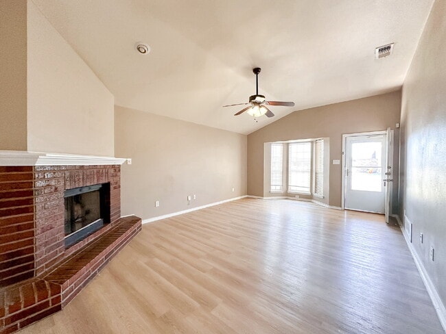 Building Photo - 3-Bedroom Home in Milwaukee Ridge!