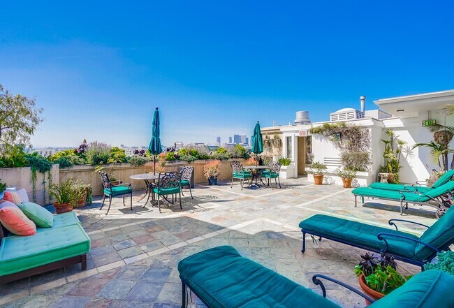 Building Photo - 435 N Oakhurst Dr