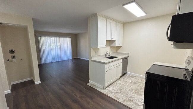 Building Photo - Renovated 2 Bedroom 1 Bath Condo w/ Balcony! -- Available Now !!!