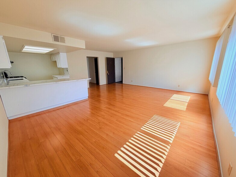 Building Photo - 421 N Kenneth Rd