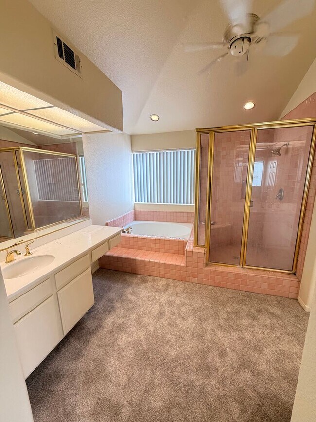 Building Photo - Beautiful 3 Bedroom, 2.5 Bathroom Newport ...