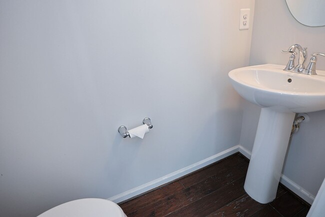 Building Photo - Move-in ready Townhome in Wenworth Green C...