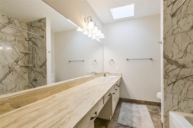 Building Photo - 496 N Post Oak Ln