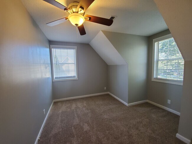 Building Photo - 3406 Oak Lawn Dr