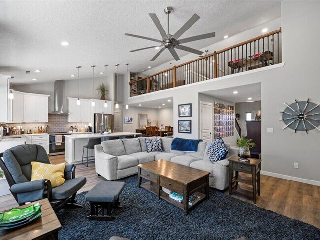 Building Photo - 617 Esperanza Ct