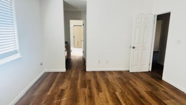 Building Photo - 633 Las Colinas St