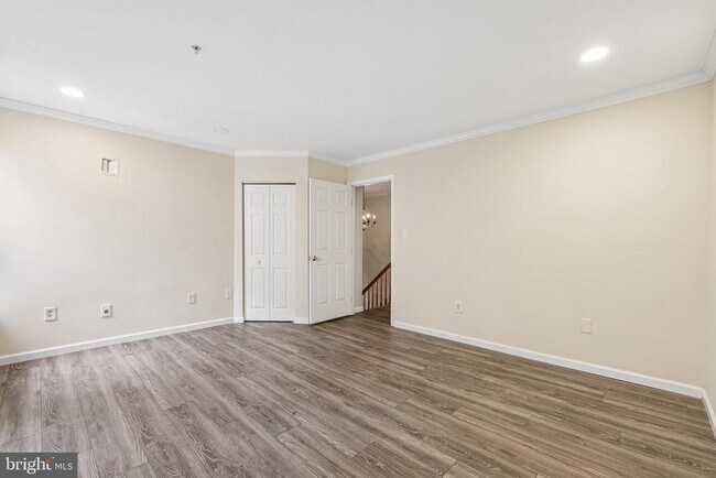 Building Photo - 8727 Thornbrook Dr