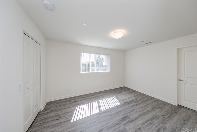 Building Photo - 9124 Huntington Dr