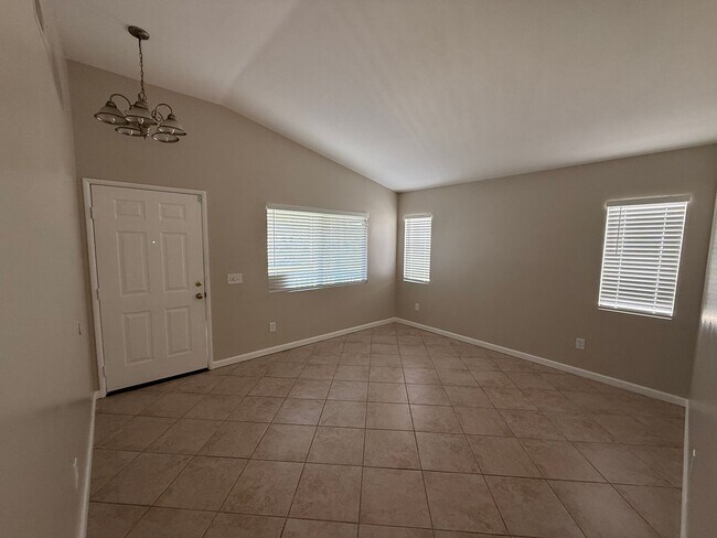 Building Photo - Remodeled Three Bedroom Two Bath in Hemet!