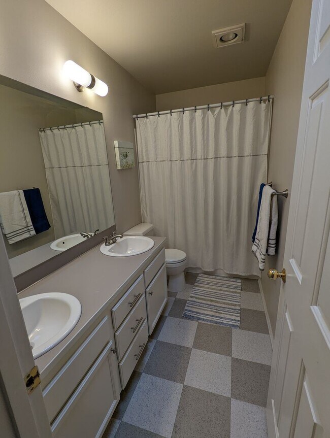 Building Photo - Wallingford Condo