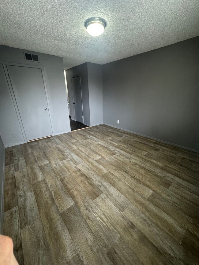 Building Photo - 2405 E 55th Pl