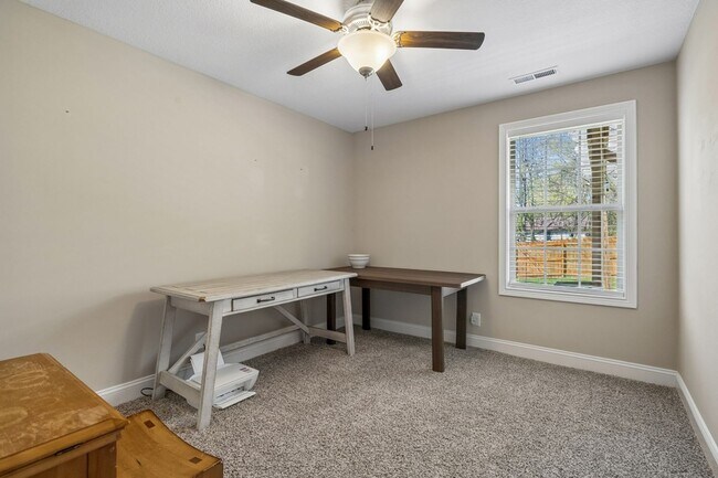 Building Photo - 833 Lutz Ln