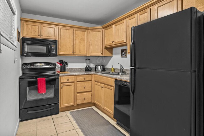 Building Photo - 250 Little St