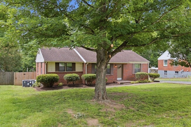 Building Photo - Donelson mid-mod ranch with full unfinished basement workshop, large yard, 3 BR 1 Bath, 20 minute...