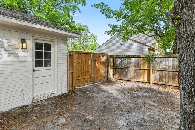 Building Photo - 100 English Rd